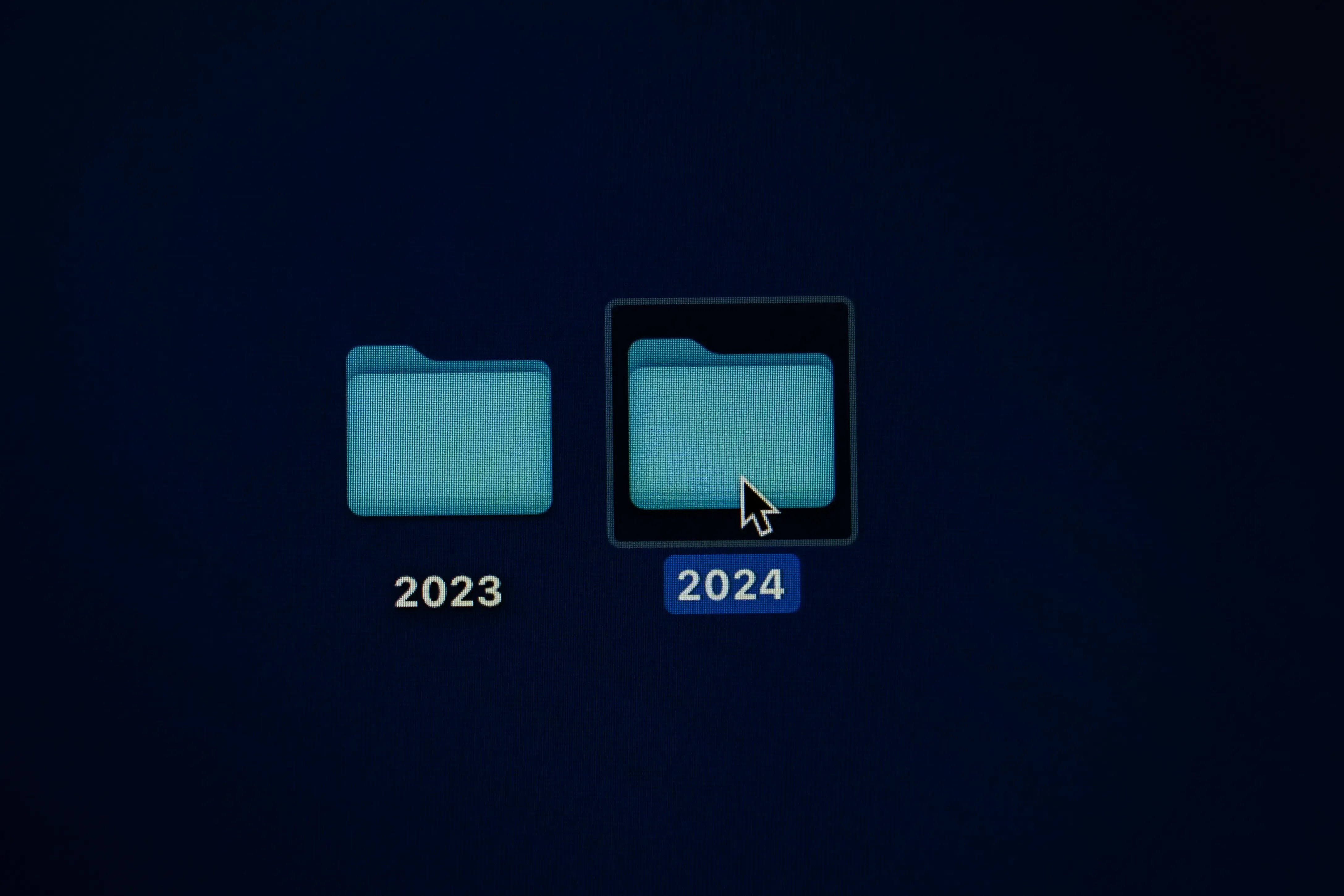 Two folders with the labels "2023" and "2024" in the computer and the cursor hovering over the "2024" folder